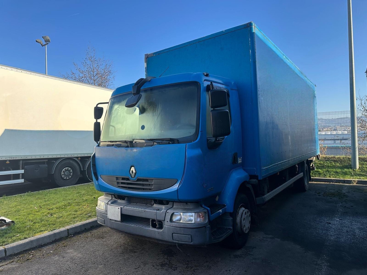 RENAULT MIDLUM 12.270 - Camion fourgon: photos 1 RENAULT MIDLUM 12.270 - Camion fourgon: photos 1