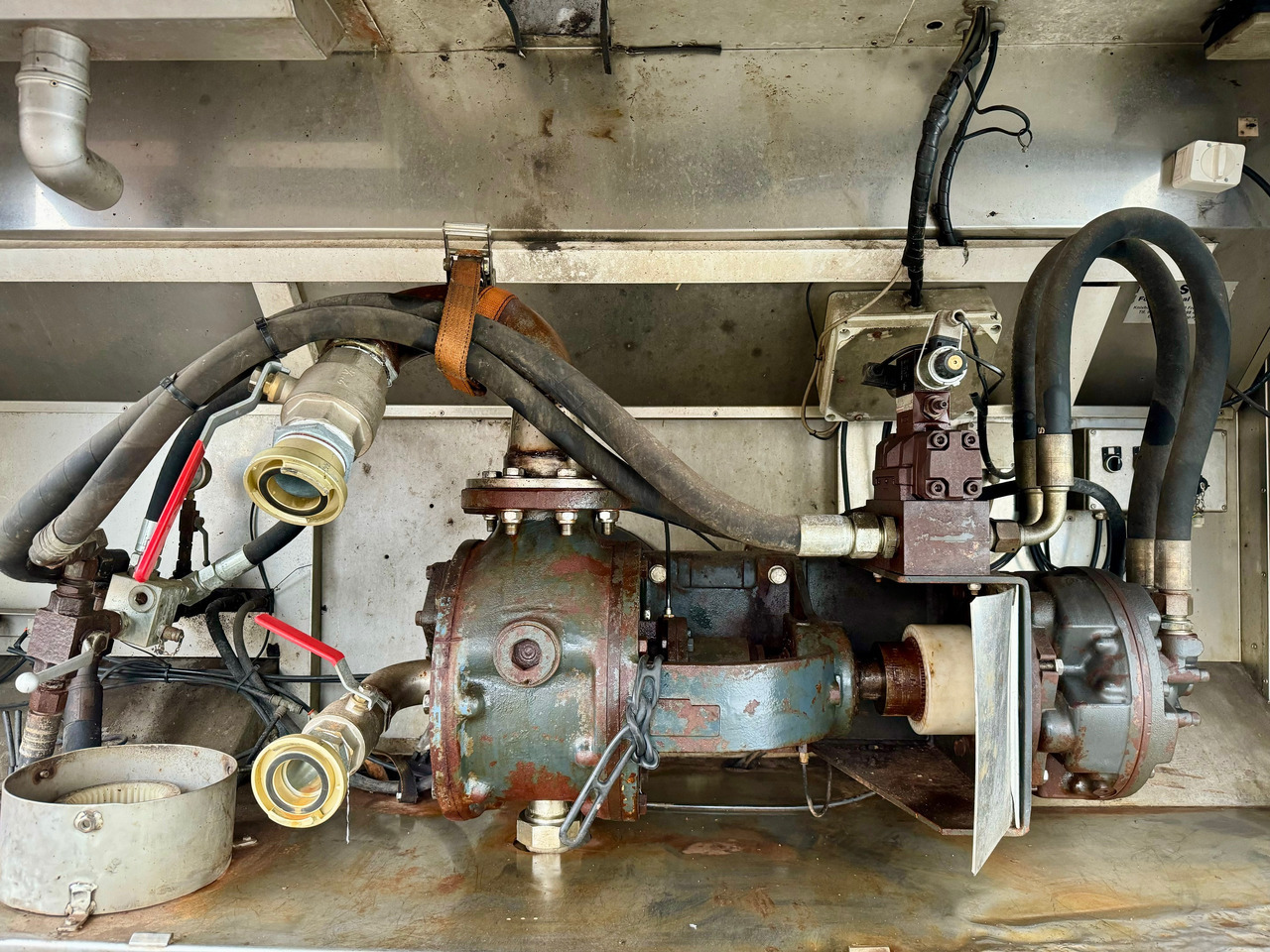 MAN TGS 35.480 8X4-2 TRIDEM Wasser-Tank - Camion citerne: photos 4 MAN TGS 35.480 8X4-2 TRIDEM Wasser-Tank - Camion citerne: photos 4