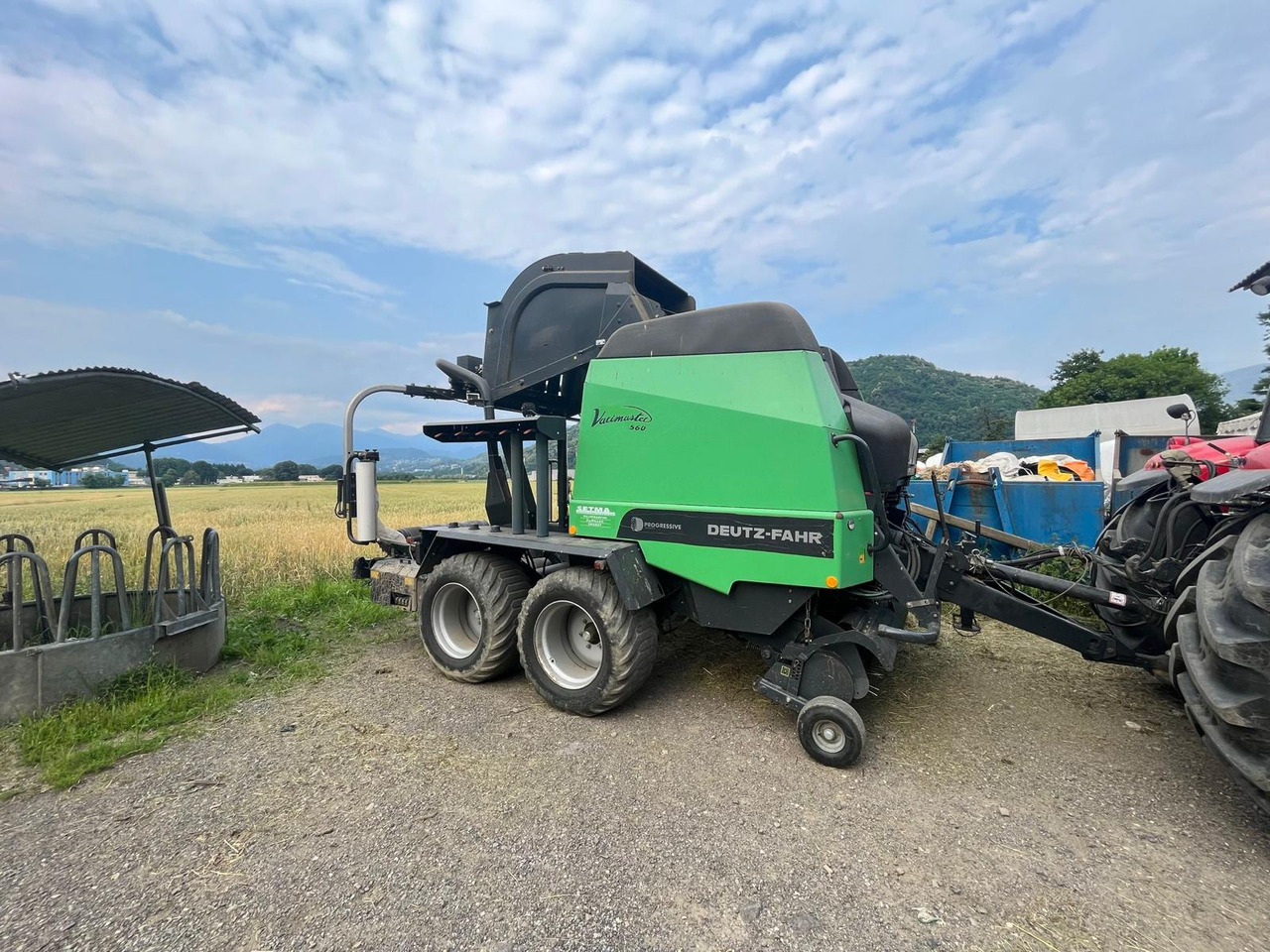 Deutz-Fahr Varimaster 560 - Presse à balles rondes: photos 1 Deutz-Fahr Varimaster 560 - Presse à balles rondes: photos 1