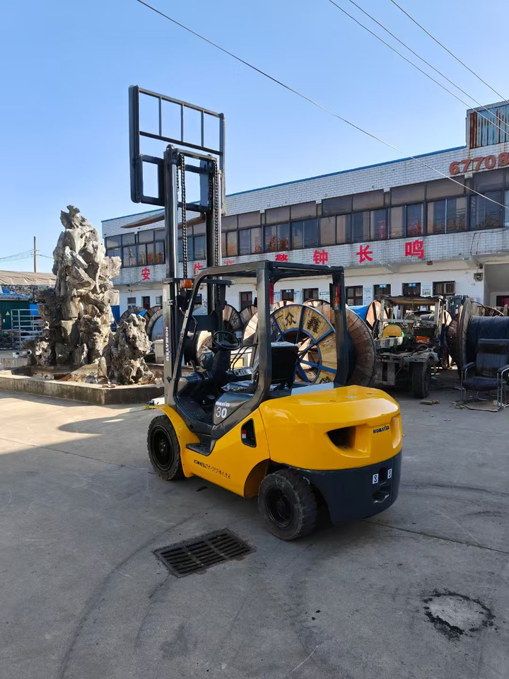 KOMATSU FD30T japan brand used 3 ton forklift Komatsu diesel forklift - Chariot élévateur diesel: photos 1 KOMATSU FD30T japan brand used 3 ton forklift Komatsu diesel forklift - Chariot élévateur diesel: photos 1