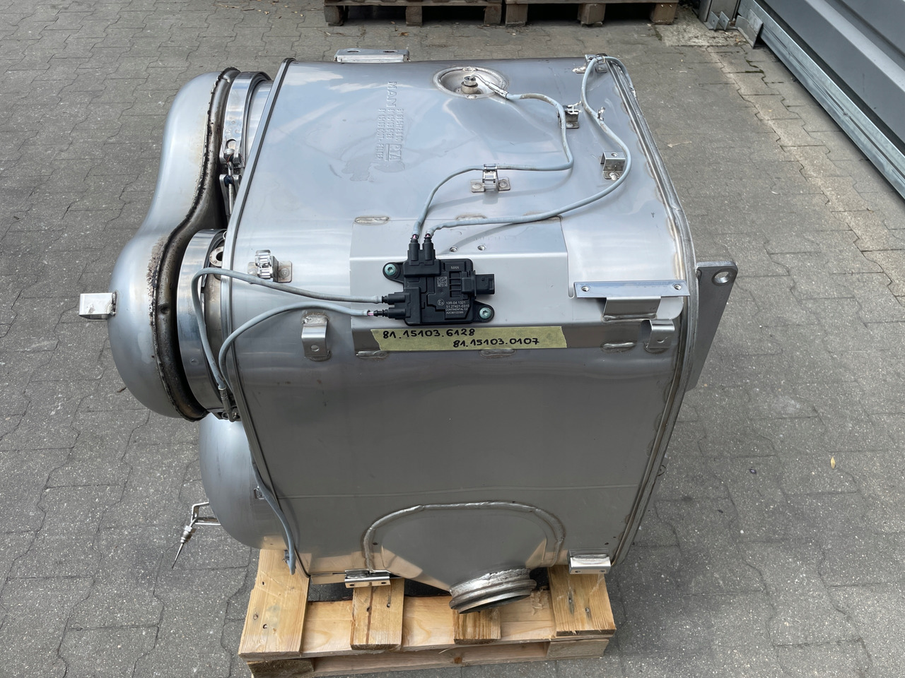 KATALIZATOR MAN TGX TGS EURO 6 DPF TŁUMIK WYDECH 81151036128 - Catalyseur pour Camion: photos 1 KATALIZATOR MAN TGX TGS EURO 6 DPF TŁUMIK WYDECH 81151036128 - Catalyseur pour Camion: photos 1