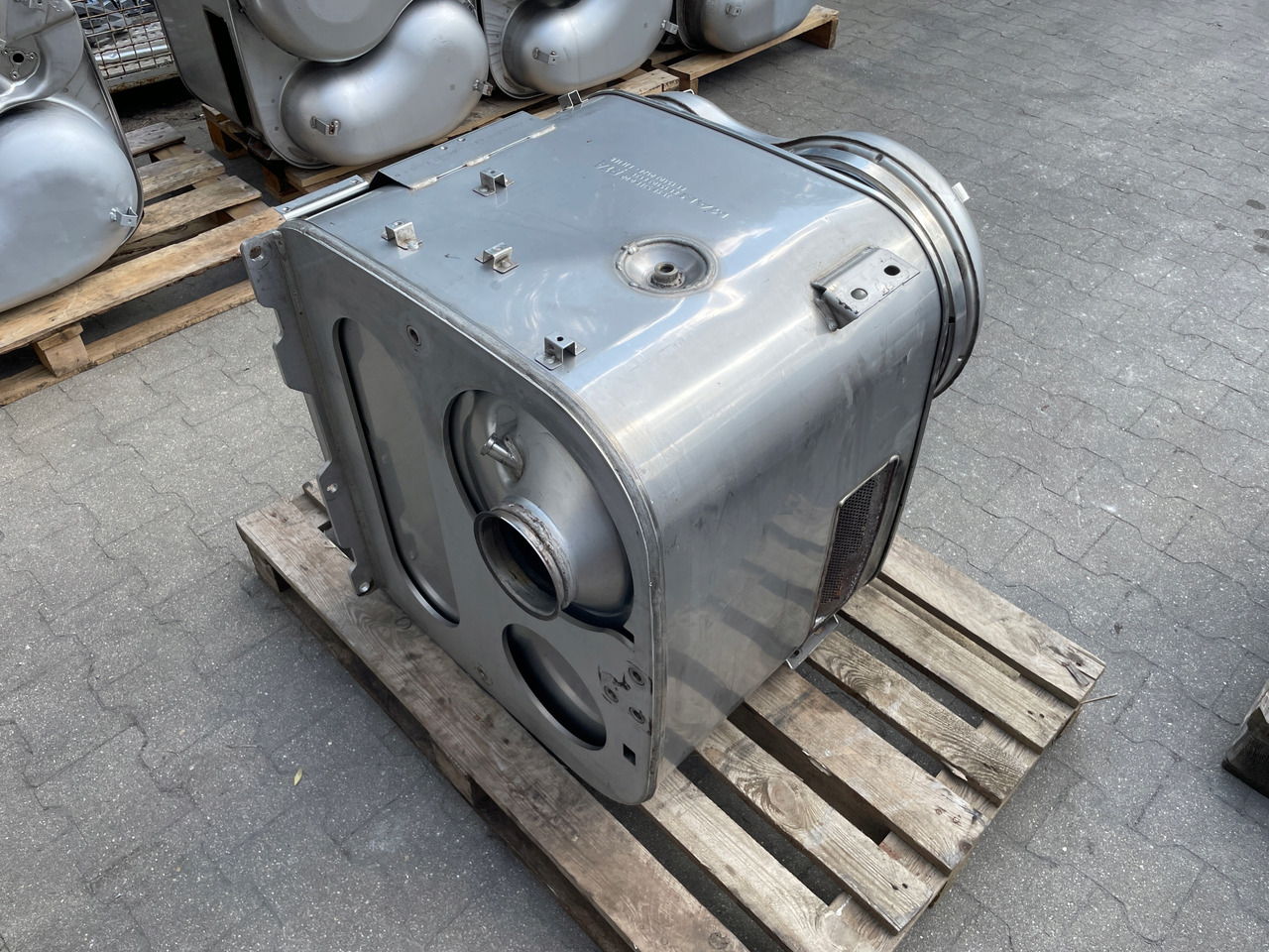 KATALIZATOR MAN TGX TGS EURO 6 DPF TŁUMIK WYDECH 81151036131 - Catalyseur pour Camion: photos 4 KATALIZATOR MAN TGX TGS EURO 6 DPF TŁUMIK WYDECH 81151036131 - Catalyseur pour Camion: photos 4