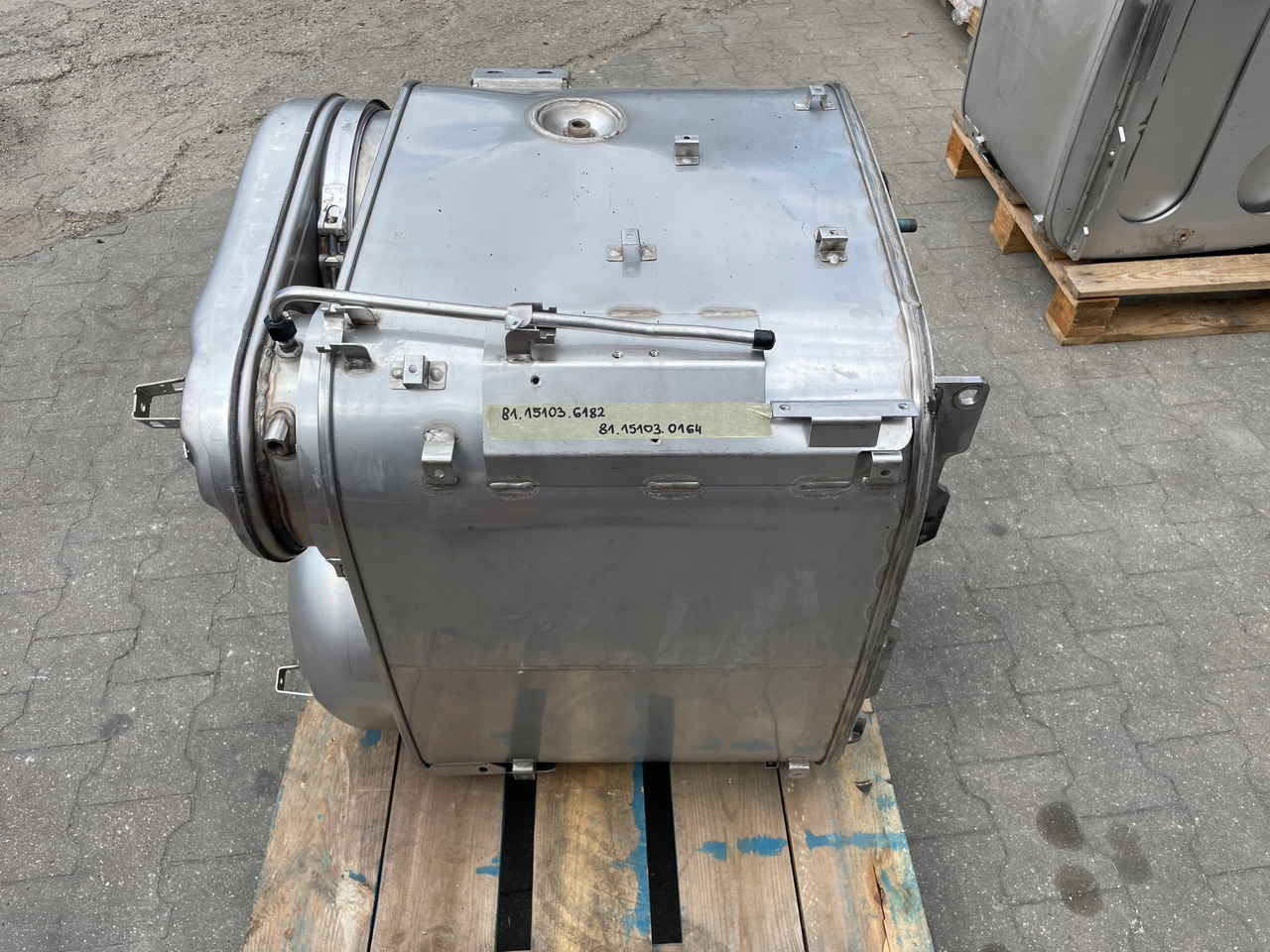 KATALIZATOR MAN TGX TGS EURO 6 DPF TŁUMIK WYDECH 81151036182 - Catalyseur pour Camion: photos 1 KATALIZATOR MAN TGX TGS EURO 6 DPF TŁUMIK WYDECH 81151036182 - Catalyseur pour Camion: photos 1