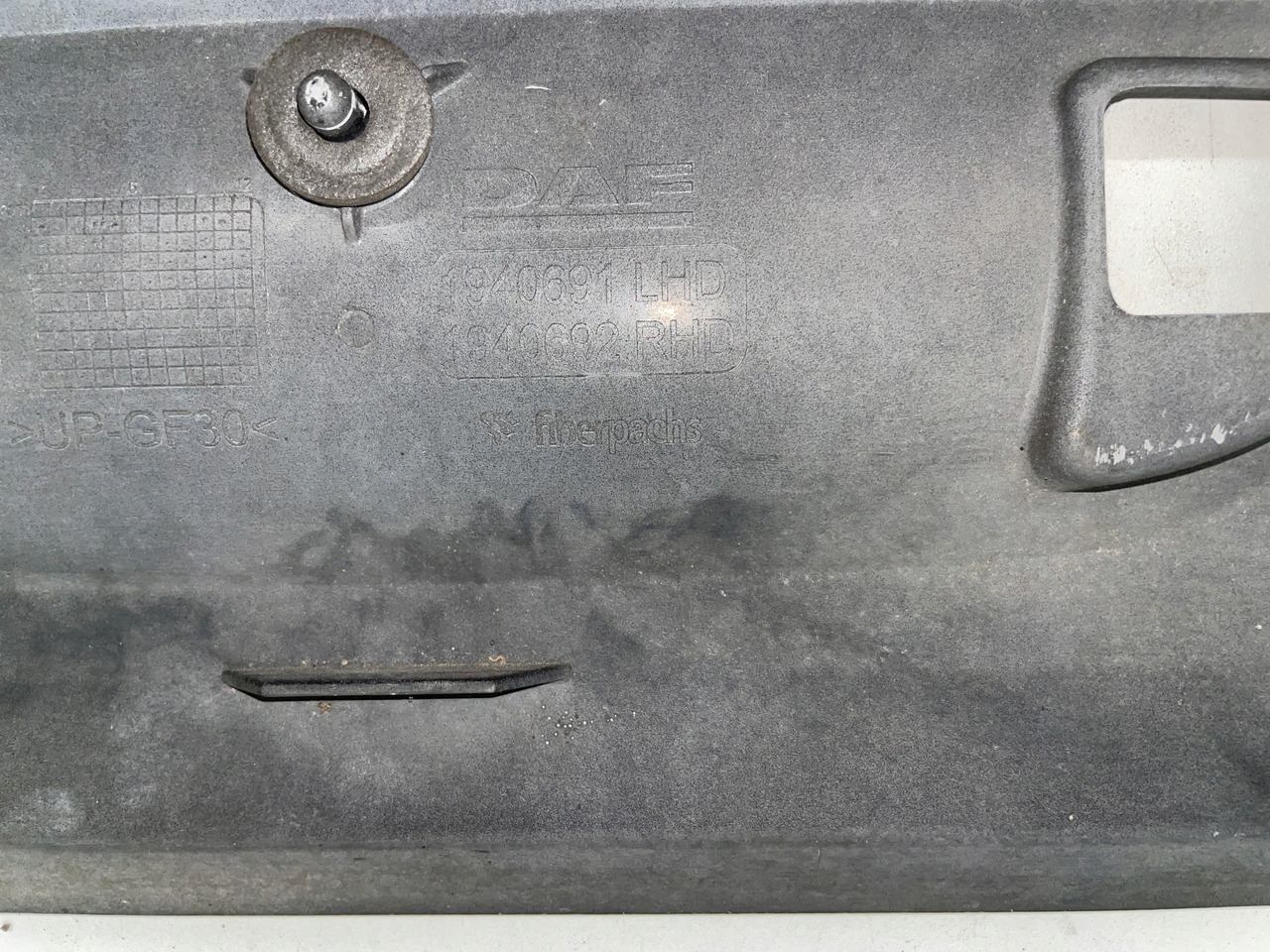 PODSZYBIE DAF MASKOWNICA OSŁONA DAF XF EURO 6 1940691 - Pare-brise pour Camion: photos 4 PODSZYBIE DAF MASKOWNICA OSŁONA DAF XF EURO 6 1940691 - Pare-brise pour Camion: photos 4