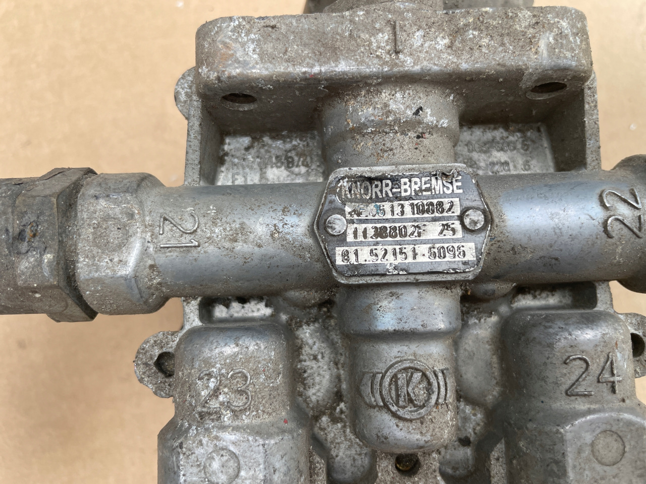 ZAWÓR CZTERODROŻNY MAN TGX TGS TGA 81521516096 - Valve de frein pour Camion: photos 5 ZAWÓR CZTERODROŻNY MAN TGX TGS TGA 81521516096 - Valve de frein pour Camion: photos 5