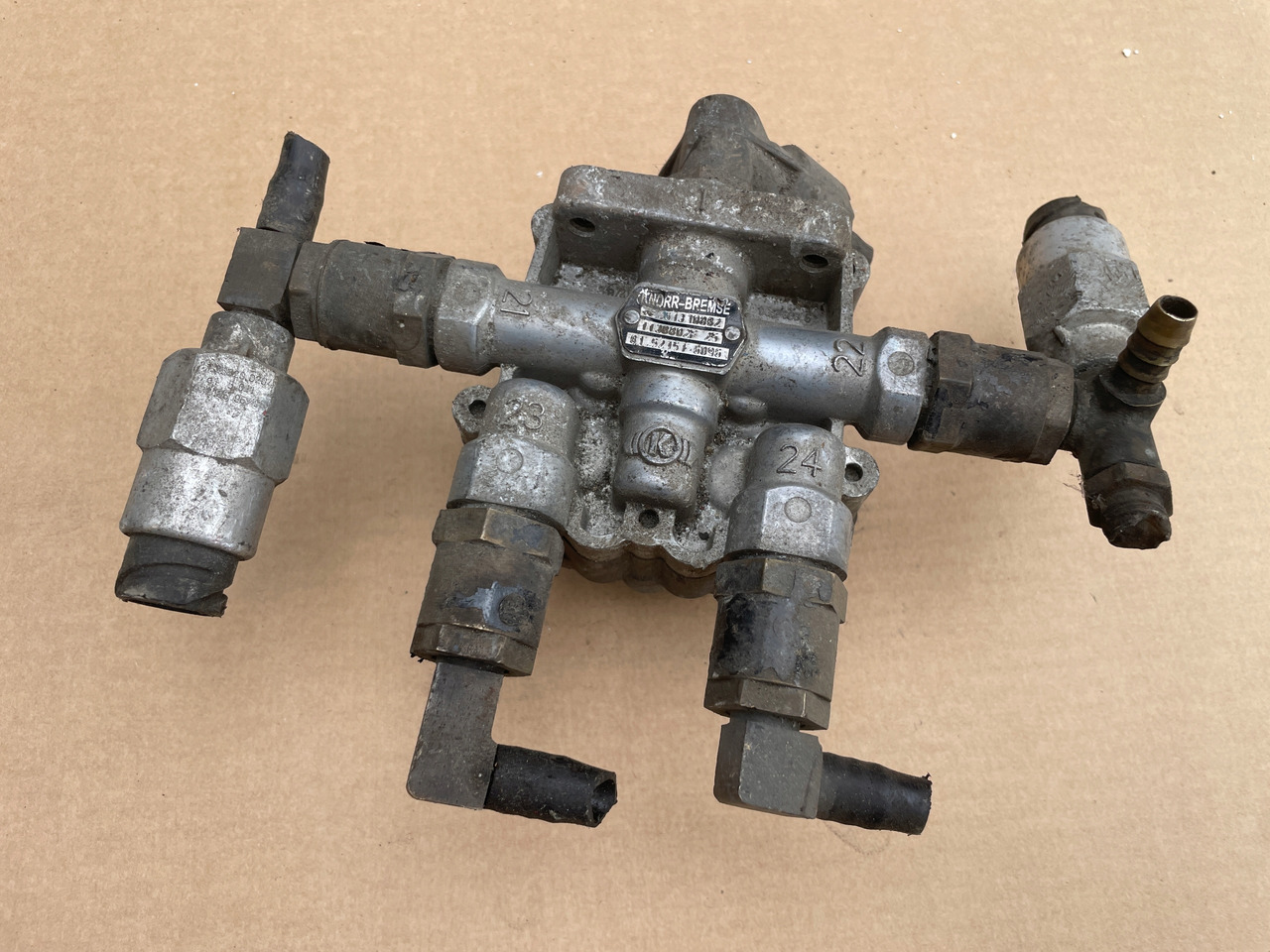 ZAWÓR CZTERODROŻNY MAN TGX TGS TGA 81521516096 - Valve de frein pour Camion: photos 2 ZAWÓR CZTERODROŻNY MAN TGX TGS TGA 81521516096 - Valve de frein pour Camion: photos 2