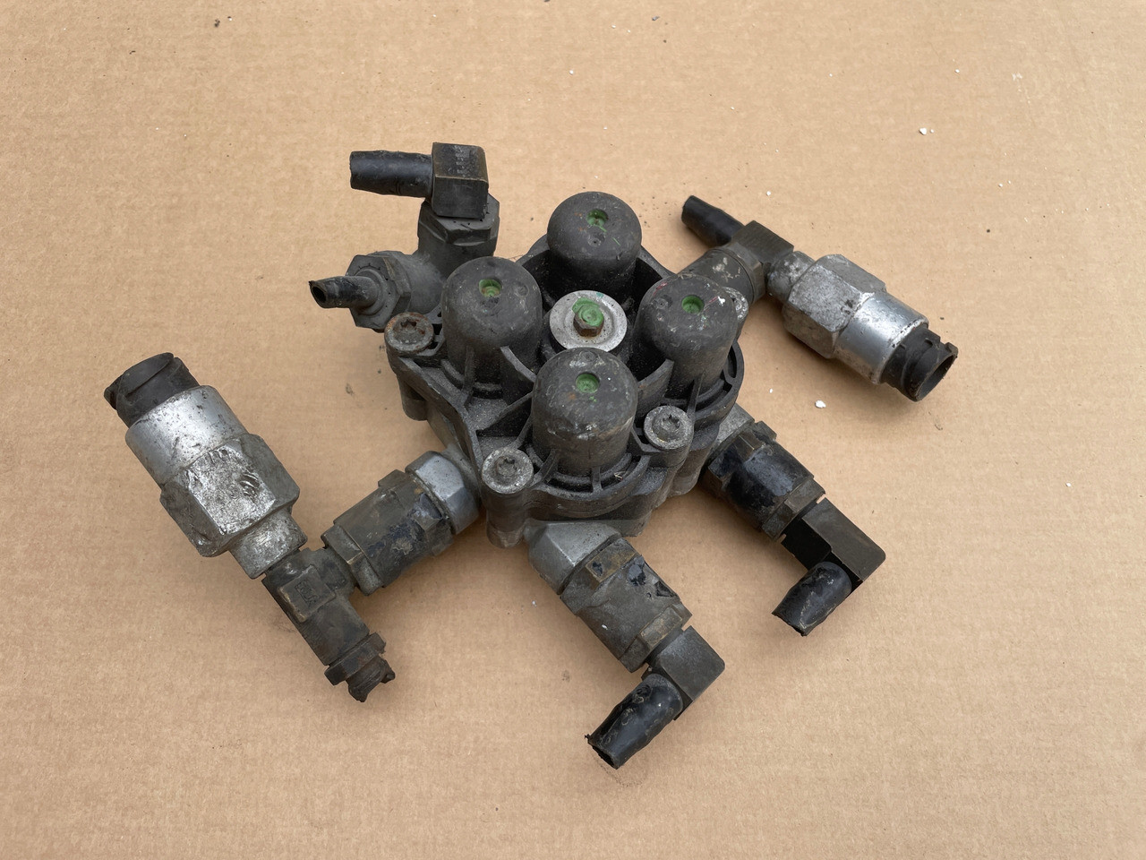 ZAWÓR CZTERODROŻNY MAN TGX TGS TGA 81521516096 - Valve de frein pour Camion: photos 4 ZAWÓR CZTERODROŻNY MAN TGX TGS TGA 81521516096 - Valve de frein pour Camion: photos 4