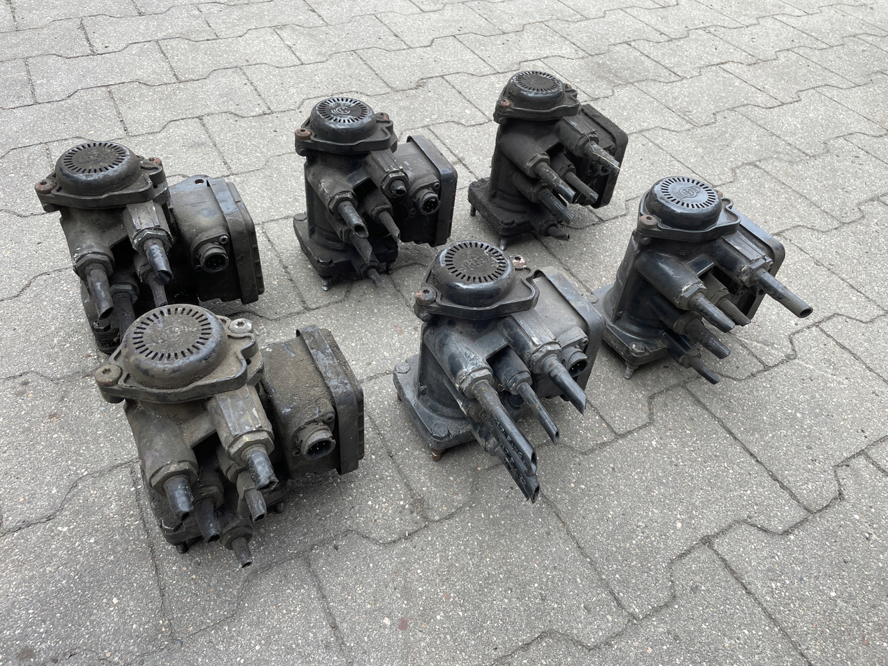 ZAWÓR EUROPA MODULATOR EBS MAN TGA TGS TGX 81523016213 - Valve de frein pour Camion: photos 4 ZAWÓR EUROPA MODULATOR EBS MAN TGA TGS TGX 81523016213 - Valve de frein pour Camion: photos 4