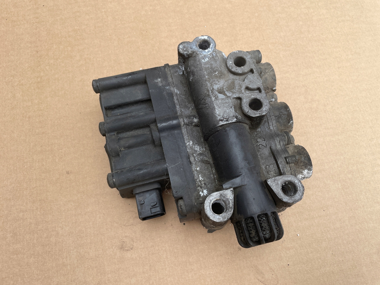 ZAWÓR PODUSZEK MERCEDES ACTROS MP 4 MP4 A0013270725 - Valve de frein pour Camion: photos 2 ZAWÓR PODUSZEK MERCEDES ACTROS MP 4 MP4 A0013270725 - Valve de frein pour Camion: photos 2