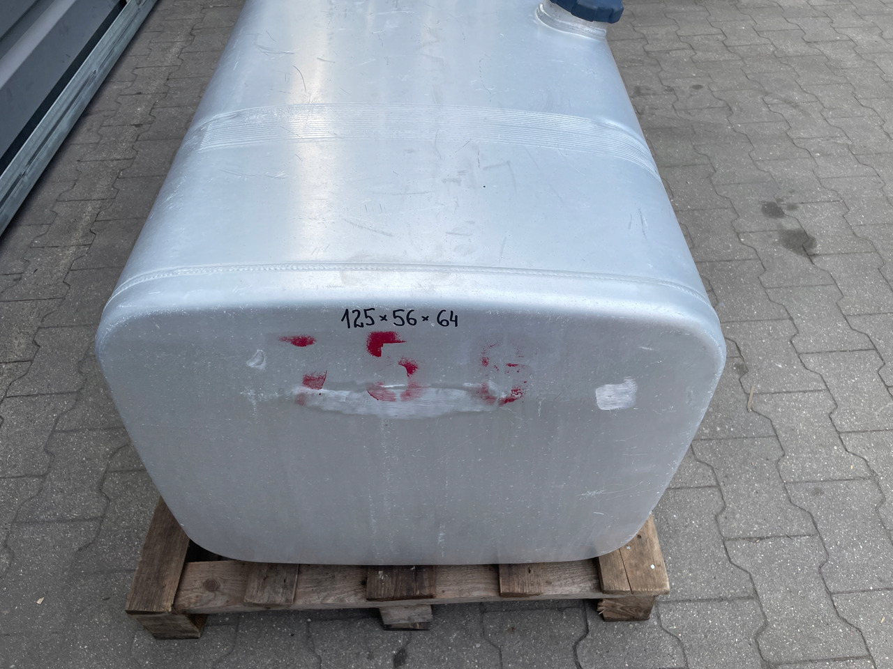 ZBIORNIK PALIWA MAN SCANIA DAF R 600 L IVECO - Réservoir de carburant pour Camion: photos 3 ZBIORNIK PALIWA MAN SCANIA DAF R 600 L IVECO - Réservoir de carburant pour Camion: photos 3