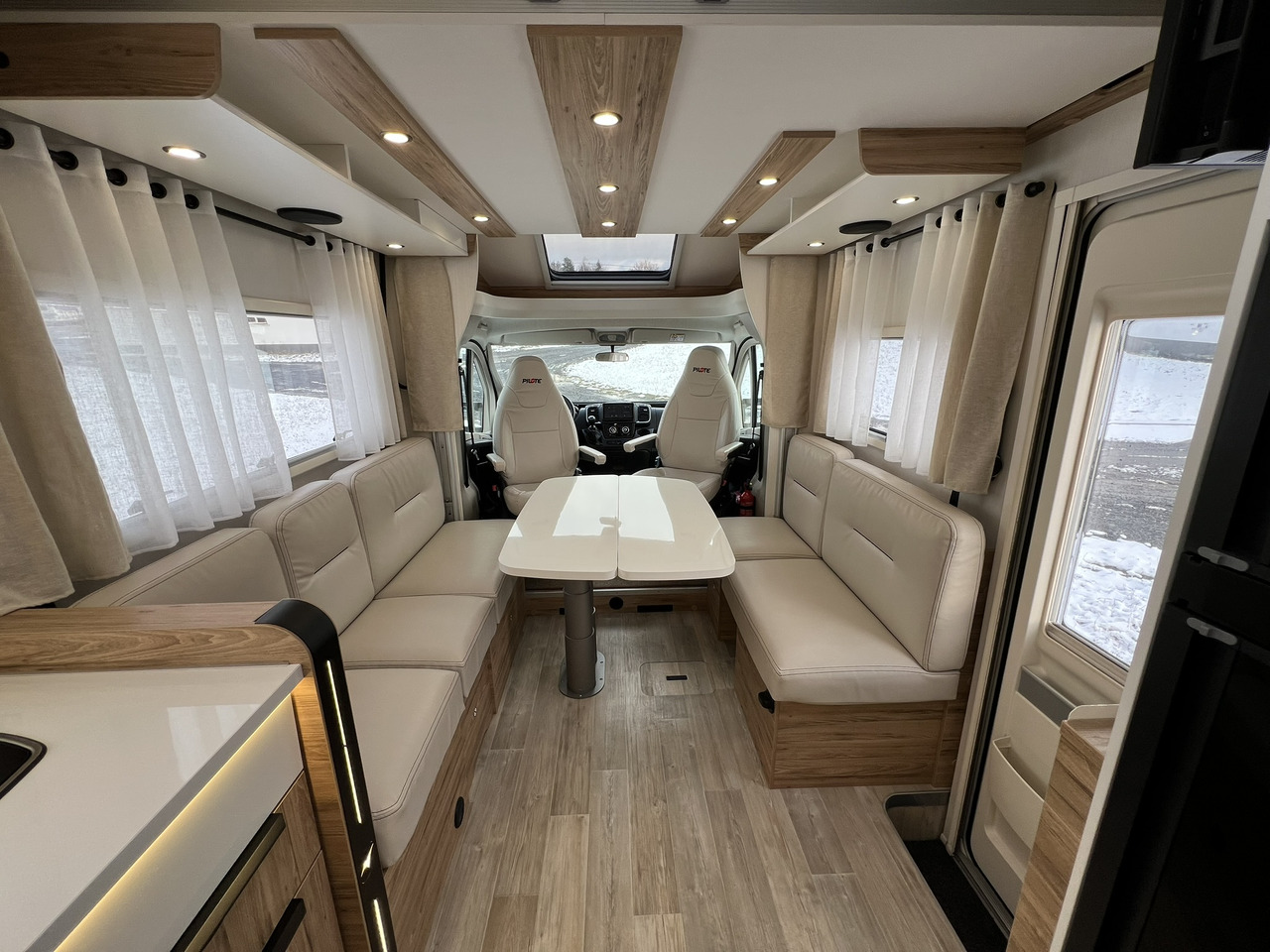 Pilote Pacific P696D Hubbett - Solar - Markise - Camping-car profilé: photos 3 Pilote Pacific P696D Hubbett - Solar - Markise - Camping-car profilé: photos 3