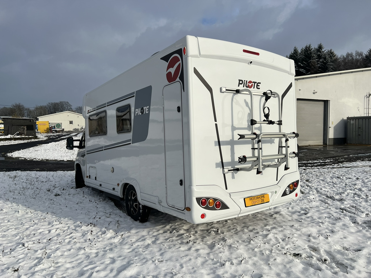 Pilote Pacific P696D Hubbett - Solar - Markise - Camping-car profilé: photos 2 Pilote Pacific P696D Hubbett - Solar - Markise - Camping-car profilé: photos 2