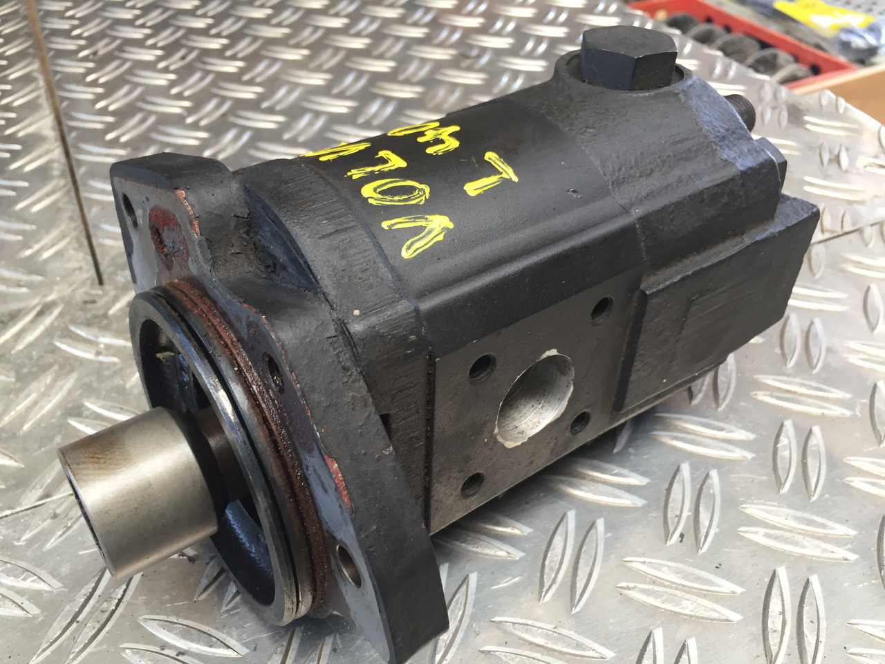 Gebrauchte Hydraulikpumpe / Lenkung VOLVO Radlader L40 B, Artikel - Nr. : 08994899 - Pompe hydraulique pour Camion: photos 2 Gebrauchte Hydraulikpumpe / Lenkung VOLVO Radlader L40 B, Artikel - Nr. : 08994899 - Pompe hydraulique pour Camion: photos 2