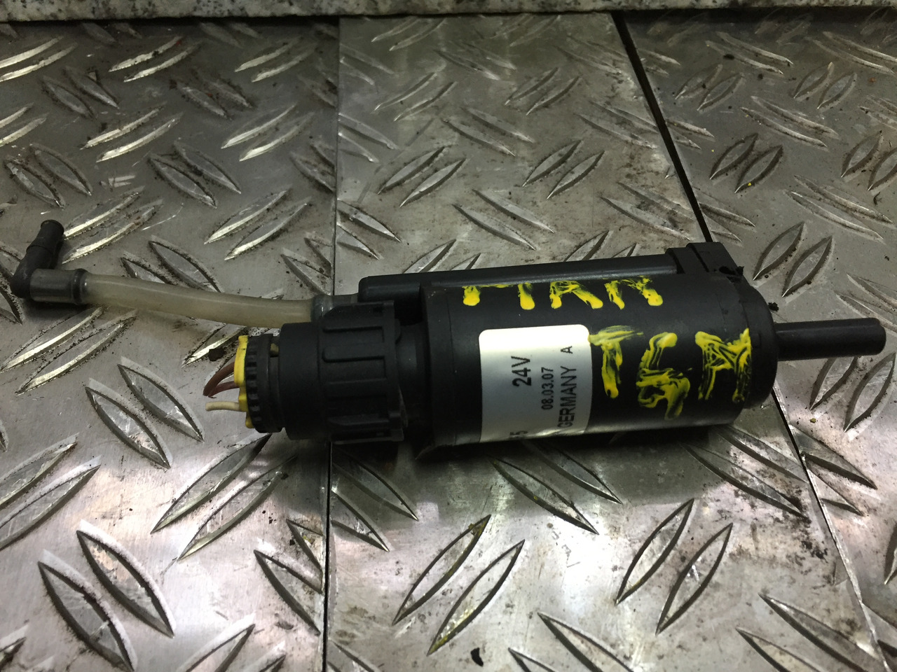 Gebrauchter Scheibenwaschmotor MAN TGM 15.280, Artikel - Nr.: 81.26485-6033 - Pare-brise pour Camion: photos 1 Gebrauchter Scheibenwaschmotor MAN TGM 15.280, Artikel - Nr.: 81.26485-6033 - Pare-brise pour Camion: photos 1