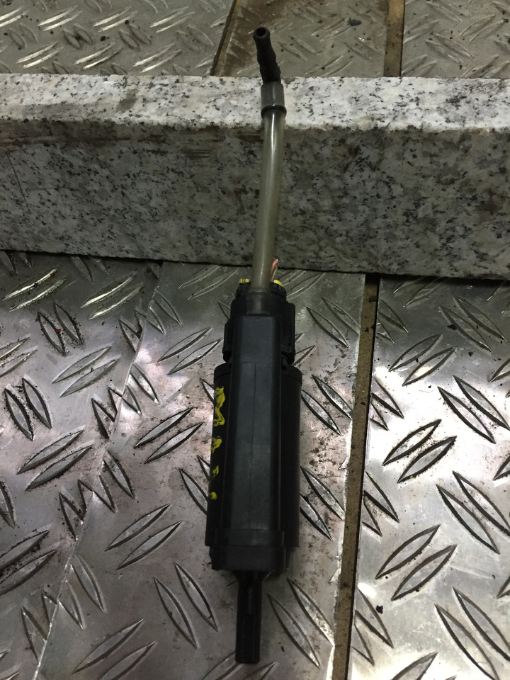 Gebrauchter Scheibenwaschmotor MAN TGM 15.280, Artikel - Nr.: 81.26485-6033 - Pare-brise pour Camion: photos 2 Gebrauchter Scheibenwaschmotor MAN TGM 15.280, Artikel - Nr.: 81.26485-6033 - Pare-brise pour Camion: photos 2