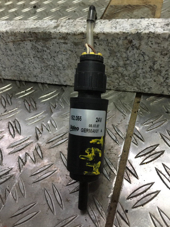 Gebrauchter Scheibenwaschmotor MAN TGM 15.280, Artikel - Nr.: 81.26485-6033 - Pare-brise pour Camion: photos 4 Gebrauchter Scheibenwaschmotor MAN TGM 15.280, Artikel - Nr.: 81.26485-6033 - Pare-brise pour Camion: photos 4