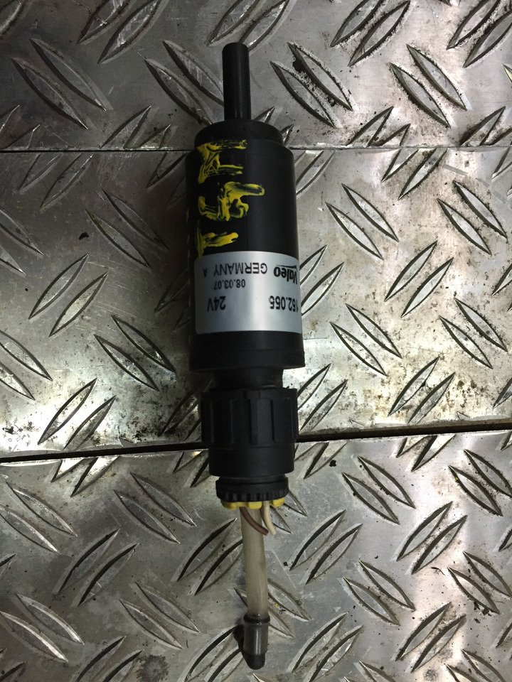 Gebrauchter Scheibenwaschmotor MAN TGM 15.280, Artikel - Nr.: 81.26485-6033 - Pare-brise pour Camion: photos 3 Gebrauchter Scheibenwaschmotor MAN TGM 15.280, Artikel - Nr.: 81.26485-6033 - Pare-brise pour Camion: photos 3