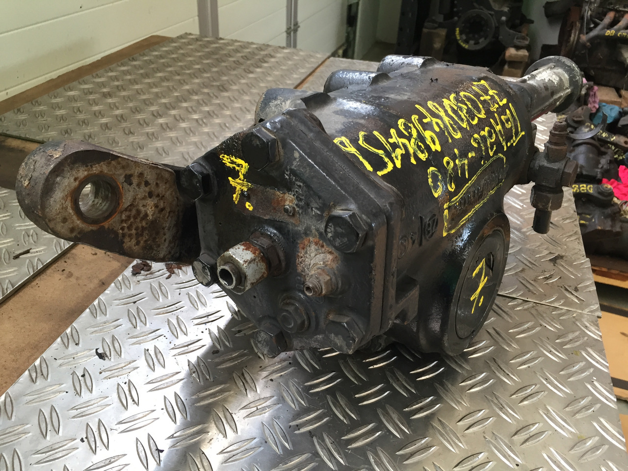 Gebrauchtes Lenkgetriebe MAN TGA 26.480, Artikel - Nr.: 81.46200-6425 - Boîtier de direction pour Camion: photos 4 Gebrauchtes Lenkgetriebe MAN TGA 26.480, Artikel - Nr.: 81.46200-6425 - Boîtier de direction pour Camion: photos 4