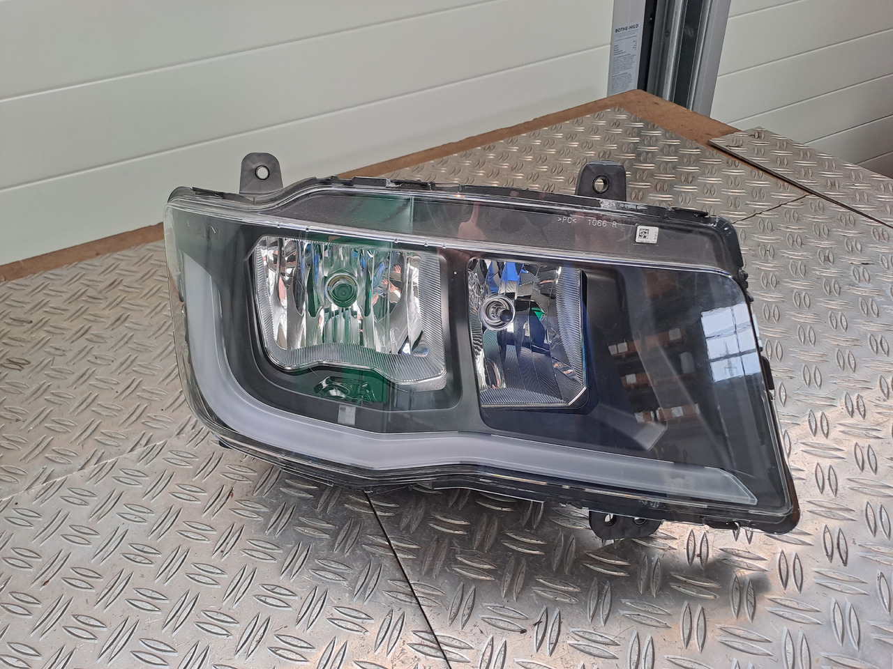 ---Neuwertiger Scheinwerfer und Träger MAN TG3 / TGS / TGX, Artikel - Nr. : 81.25101 - 6738 - Feu avant pour Camion: photos 1 ---Neuwertiger Scheinwerfer und Träger MAN TG3 / TGS / TGX, Artikel - Nr. : 81.25101 - 6738 - Feu avant pour Camion: photos 1