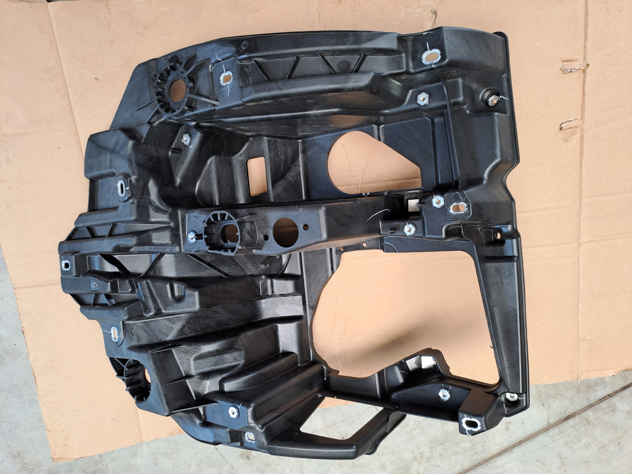 Neuwertiger Träger für Scheinwerfer MAN TG3 rechts, Artikel - Nr. : 81.41614 - 5002 / 5001 - Feu avant pour Camion: photos 3 Neuwertiger Träger für Scheinwerfer MAN TG3 rechts, Artikel - Nr. : 81.41614 - 5002 / 5001 - Feu avant pour Camion: photos 3