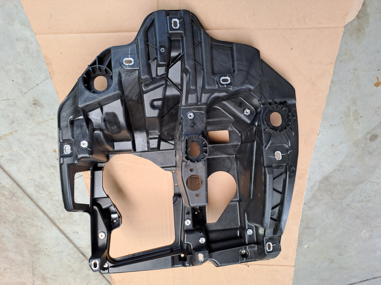 Neuwertiger Träger für Scheinwerfer MAN TG3 rechts, Artikel - Nr. : 81.41614 - 5002 / 5001 - Feu avant pour Camion: photos 4 Neuwertiger Träger für Scheinwerfer MAN TG3 rechts, Artikel - Nr. : 81.41614 - 5002 / 5001 - Feu avant pour Camion: photos 4