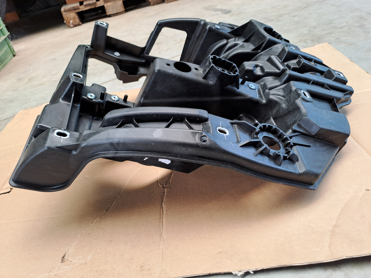 Neuwertiger Träger für Scheinwerfer MAN TG3 rechts, Artikel - Nr. : 81.41614 - 5002 / 5001 - Feu avant pour Camion: photos 5 Neuwertiger Träger für Scheinwerfer MAN TG3 rechts, Artikel - Nr. : 81.41614 - 5002 / 5001 - Feu avant pour Camion: photos 5