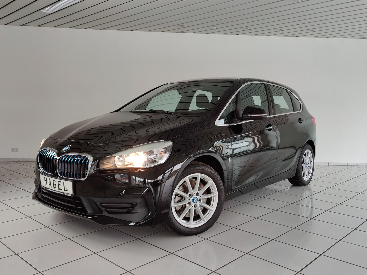 BMW 225 xe ActiveTourer iPerf. Advantage*Navi*SHZ* Hybrid 165kW - Berline: photos 1 BMW 225 xe ActiveTourer iPerf. Advantage*Navi*SHZ* Hybrid 165kW - Berline: photos 1