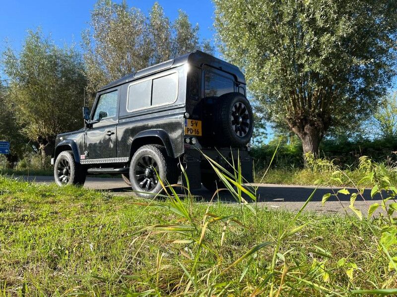 Land Rover Defender X tech with black pack - Voiture: photos 2 Land Rover Defender X tech with black pack - Voiture: photos 2