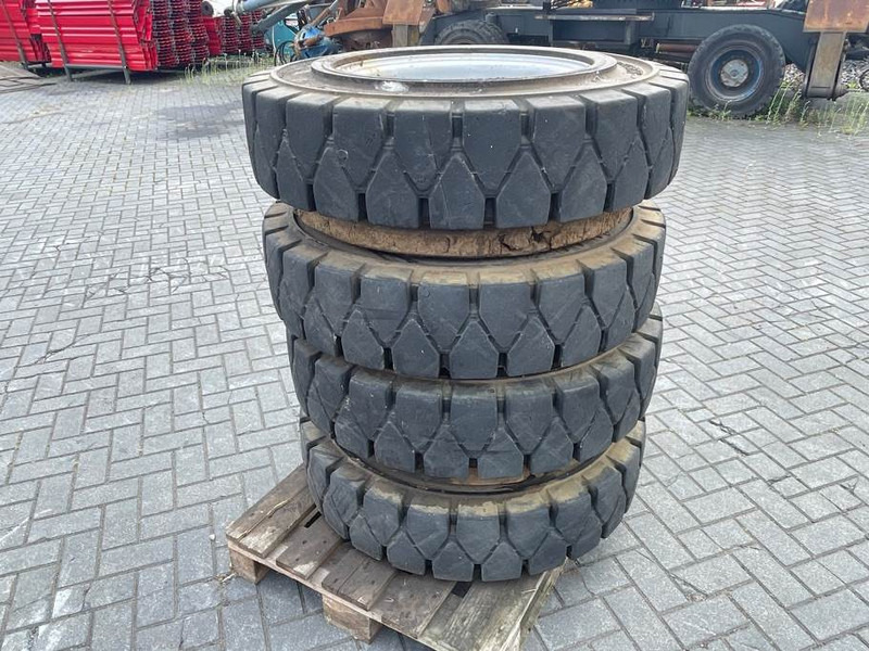 Athletik 10.00-20 - SOLID - Tire/Reifen/Band - Pneus et jantes pour Engins de chantier: photos 3 Athletik 10.00-20 - SOLID - Tire/Reifen/Band - Pneus et jantes pour Engins de chantier: photos 3
