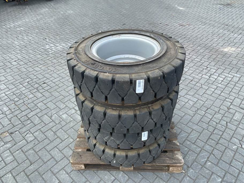 Athletik 10.00-20 - SOLID - Tire/Reifen/Band - Pneus et jantes pour Engins de chantier: photos 1 Athletik 10.00-20 - SOLID - Tire/Reifen/Band - Pneus et jantes pour Engins de chantier: photos 1
