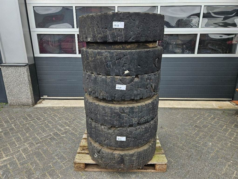 Liebherr 10.00-20 - Tire/Reifen/Band - Pneus et jantes pour Engins de chantier: photos 1 Liebherr 10.00-20 - Tire/Reifen/Band - Pneus et jantes pour Engins de chantier: photos 1