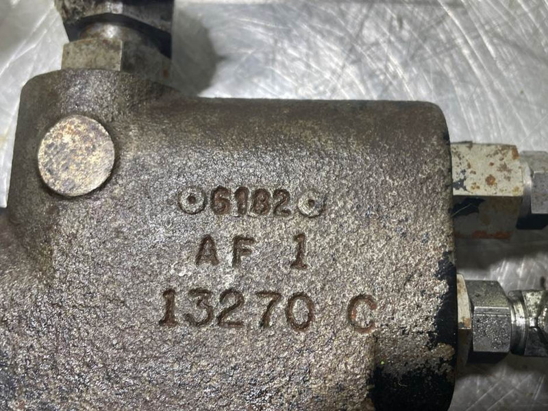 New Holland W110C - Priority valve/Prioritaetsventil - Hydraulique pour Engins de chantier: photos 5 New Holland W110C - Priority valve/Prioritaetsventil - Hydraulique pour Engins de chantier: photos 5