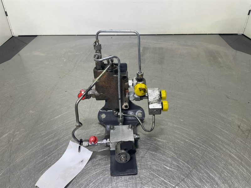New Holland W110C - Priority valve/Prioritaetsventil - Hydraulique pour Engins de chantier: photos 1 New Holland W110C - Priority valve/Prioritaetsventil - Hydraulique pour Engins de chantier: photos 1