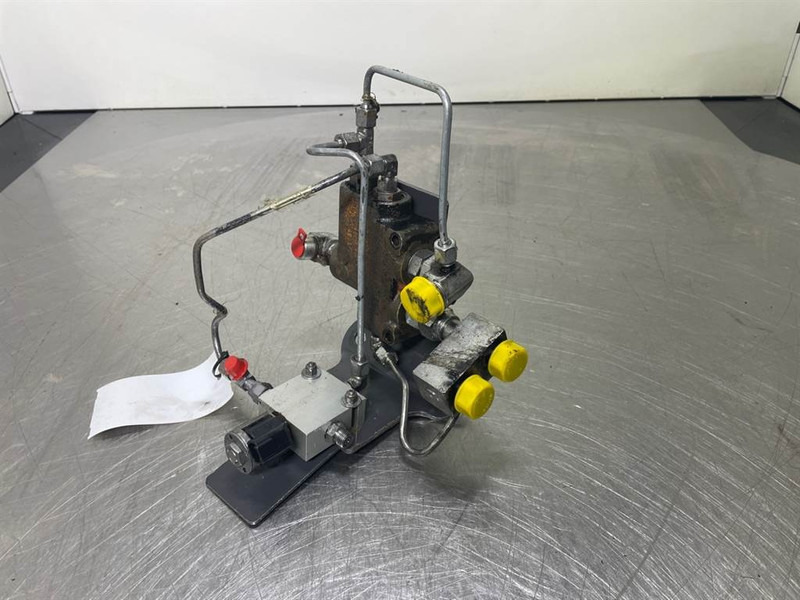 New Holland W110C - Priority valve/Prioritaetsventil - Hydraulique pour Engins de chantier: photos 2 New Holland W110C - Priority valve/Prioritaetsventil - Hydraulique pour Engins de chantier: photos 2