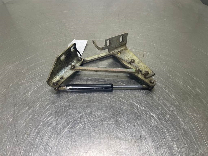 Schaeff SKL834-0451019031-Hinge left/Scharnier - Frame/ Châssis pour Engins de chantier: photos 1 Schaeff SKL834-0451019031-Hinge left/Scharnier - Frame/ Châssis pour Engins de chantier: photos 1