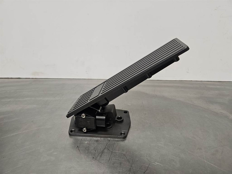Terex TL260-5350260006-Gas pedal/Fusspedal/Gaspedaal - Système électrique pour Engins de chantier: photos 4 Terex TL260-5350260006-Gas pedal/Fusspedal/Gaspedaal - Système électrique pour Engins de chantier: photos 4