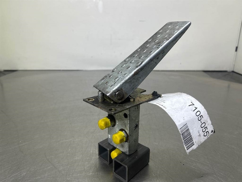 Terex TW150-Atlas 6049419/6047885-Gas pedal - Cabine et intérieur pour Engins de chantier: photos 5 Terex TW150-Atlas 6049419/6047885-Gas pedal - Cabine et intérieur pour Engins de chantier: photos 5