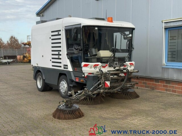 Ravo 540 3 Besensystem Sweeper + Sprühen 50 Km/h - Balayeuse de voirie: photos 2 Ravo 540 3 Besensystem Sweeper + Sprühen 50 Km/h - Balayeuse de voirie: photos 2