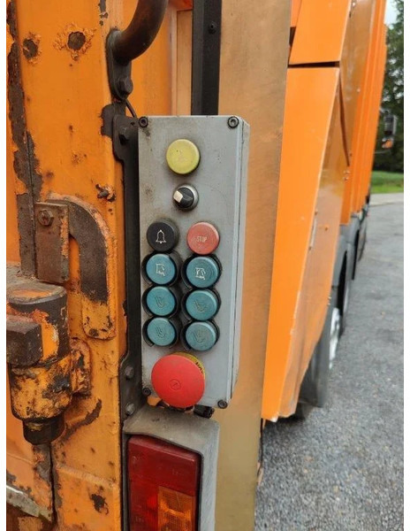 Benne à ordures ménagères MAN TGA 26.320 6x2 garbage truck ZOELLER: photos 18 Benne à ordures ménagères MAN TGA 26.320 6x2 garbage truck ZOELLER: photos 18