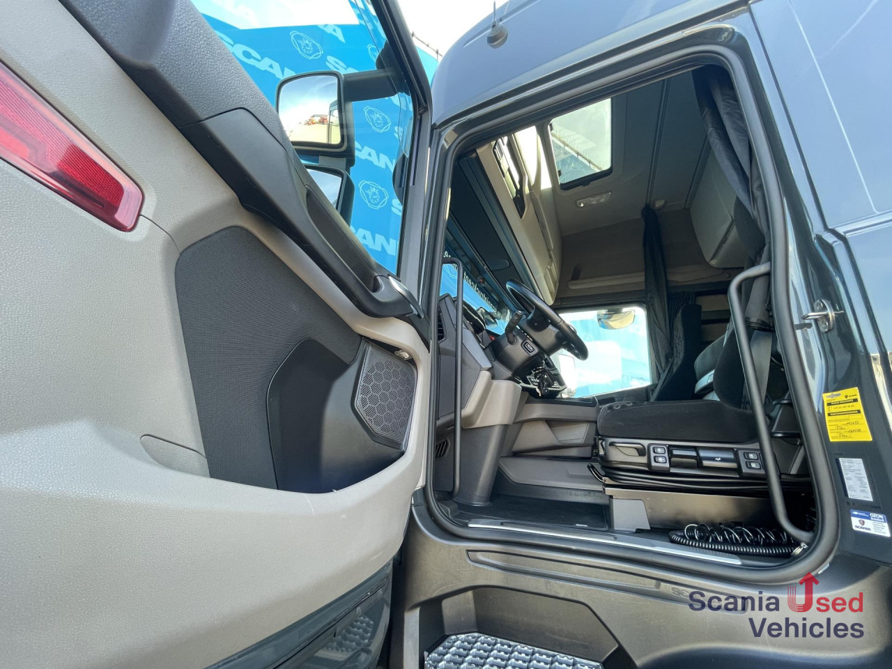 SCANIA R 460 A4x2EB RETARDER MEGA VOLUME P-AIRCO SUPER - Tracteur routier: photos 2 SCANIA R 460 A4x2EB RETARDER MEGA VOLUME P-AIRCO SUPER - Tracteur routier: photos 2
