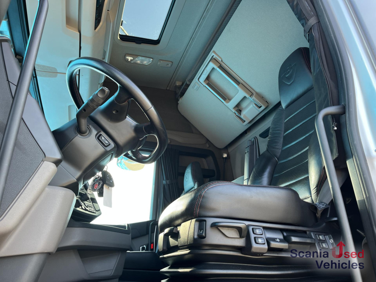 SCANIA R 730 A4x2NB V8 RETARDER FULL AIR 9T NAVI LED S2 - Tracteur routier: photos 4 SCANIA R 730 A4x2NB V8 RETARDER FULL AIR 9T NAVI LED S2 - Tracteur routier: photos 4