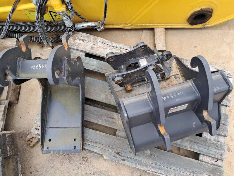 Komatsu PC24MR-5 NEW BUCKET SET + QC - Godet pour Engins de chantier: photos 1 Komatsu PC24MR-5 NEW BUCKET SET + QC - Godet pour Engins de chantier: photos 1