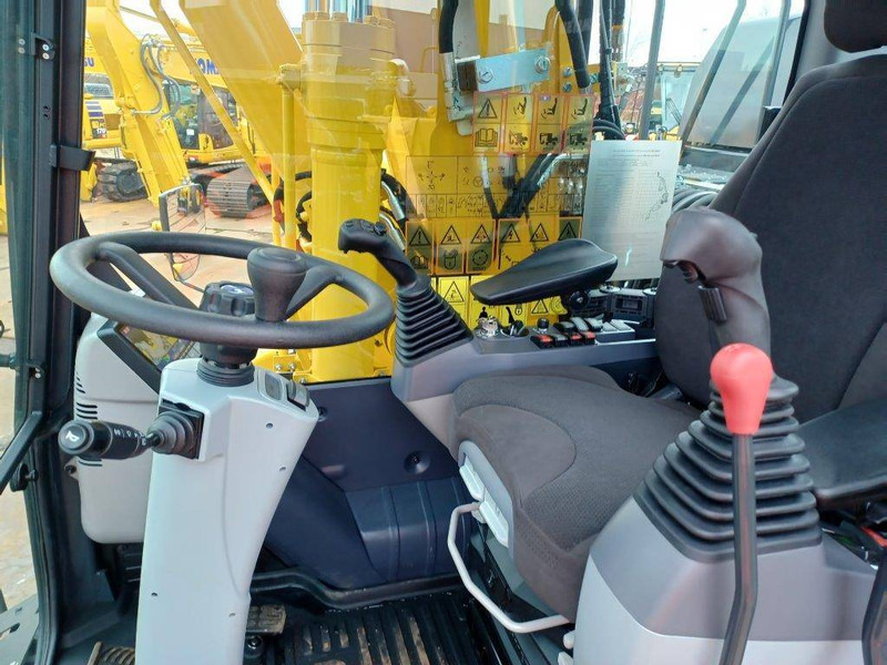 Komatsu PW180-11E0 - Pelle sur pneus: photos 4 Komatsu PW180-11E0 - Pelle sur pneus: photos 4