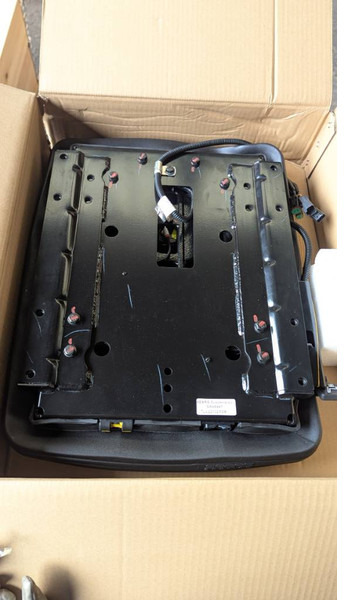 Komatsu WA380-8 SEAT ASS'Y 421-S33-6790 - Cabine et intérieur pour Engins de chantier: photos 3 Komatsu WA380-8 SEAT ASS'Y 421-S33-6790 - Cabine et intérieur pour Engins de chantier: photos 3