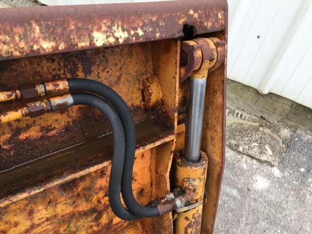 CASE 2340mm - Type tractopelle - Godet pour chargeur: photos 2 CASE 2340mm - Type tractopelle - Godet pour chargeur: photos 2