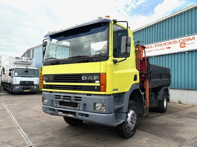 DAF 65 -180ATI 4x4 FULL STEEL 3-WAY KIPPER AND PALFINGER CRANE (EURO 2 / MANUAL GEARBOX / FULL STEEL SUSPENSION / ETC.) - Camion benne, Camion grue: photos 1 DAF 65 -180ATI 4x4 FULL STEEL 3-WAY KIPPER AND PALFINGER CRANE (EURO 2 / MANUAL GEARBOX / FULL STEEL SUSPENSION / ETC.) - Camion benne, Camion grue: photos 1