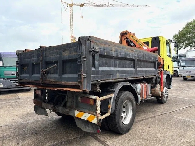 DAF 65 -180ATI 4x4 FULL STEEL 3-WAY KIPPER AND PALFINGER CRANE (EURO 2 / MANUAL GEARBOX / FULL STEEL SUSPENSION / ETC.) - Camion benne, Camion grue: photos 3 DAF 65 -180ATI 4x4 FULL STEEL 3-WAY KIPPER AND PALFINGER CRANE (EURO 2 / MANUAL GEARBOX / FULL STEEL SUSPENSION / ETC.) - Camion benne, Camion grue: photos 3