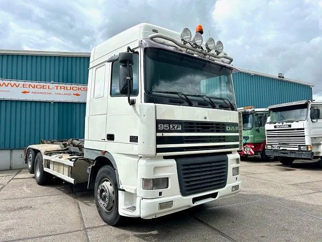 DAF 95.480 XF SPACECAB 6x2 WITH HOOK-ARM SYSTEM (EURO 3 / ZF16 MANUAL GEARBOX / ZF-INTARDER / STEEL-/AIR SUSPENSION / AIRCONDITIONIN - Camion ampliroll: photos 2 DAF 95.480 XF SPACECAB 6x2 WITH HOOK-ARM SYSTEM (EURO 3 / ZF16 MANUAL GEARBOX / ZF-INTARDER / STEEL-/AIR SUSPENSION / AIRCONDITIONIN - Camion ampliroll: photos 2