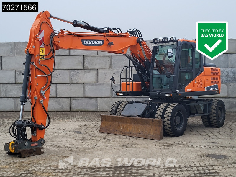 Doosan DX140 W-5 OIL QUICK - GERMAN - Pelle sur pneus: photos 1 Doosan DX140 W-5 OIL QUICK - GERMAN - Pelle sur pneus: photos 1