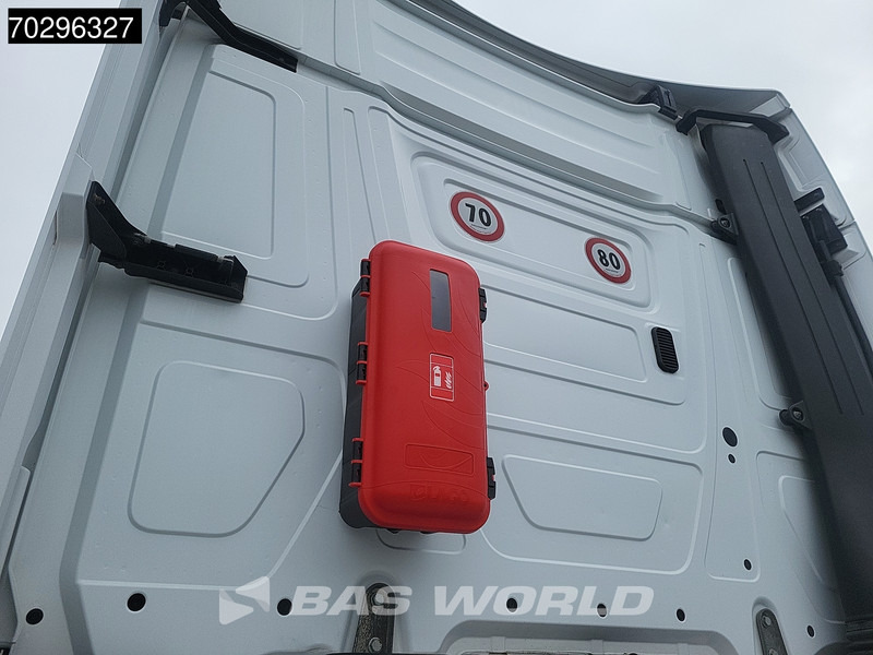 Mercedes-Benz Actros 1845 Actros 4X2 StreamSpace Retarder ADR 2xTanks Euro 6 - Tracteur routier: photos 5 Mercedes-Benz Actros 1845 Actros 4X2 StreamSpace Retarder ADR 2xTanks Euro 6 - Tracteur routier: photos 5